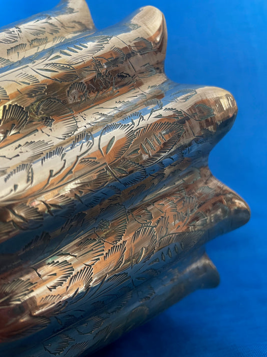 Deze vintage kom is mooi gedecoreerd door gravures.