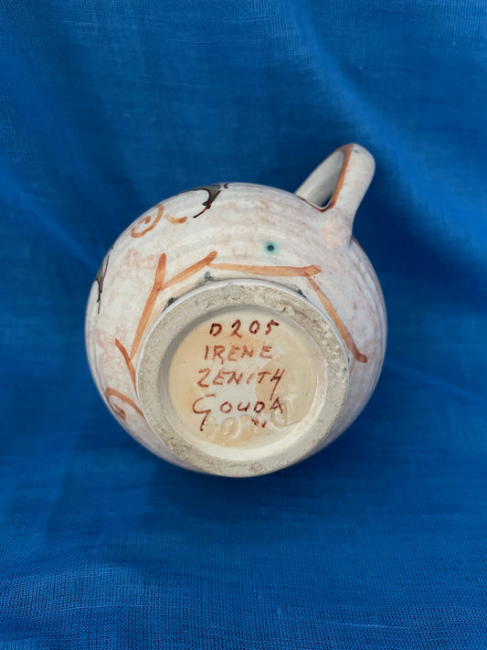 Dit Gouds aardewerk is aan de onderzijde gesigneerd zodat u weet dat het origineel is.