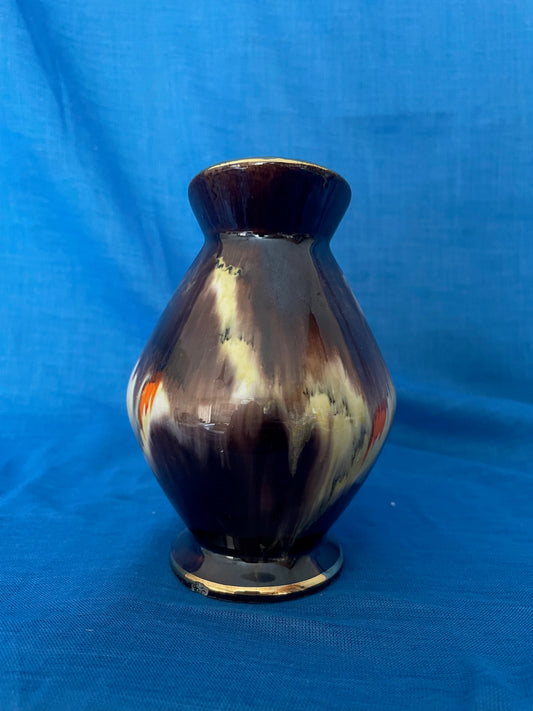 Dit kleine West Germany karafje is een aanvulling in uw huis.