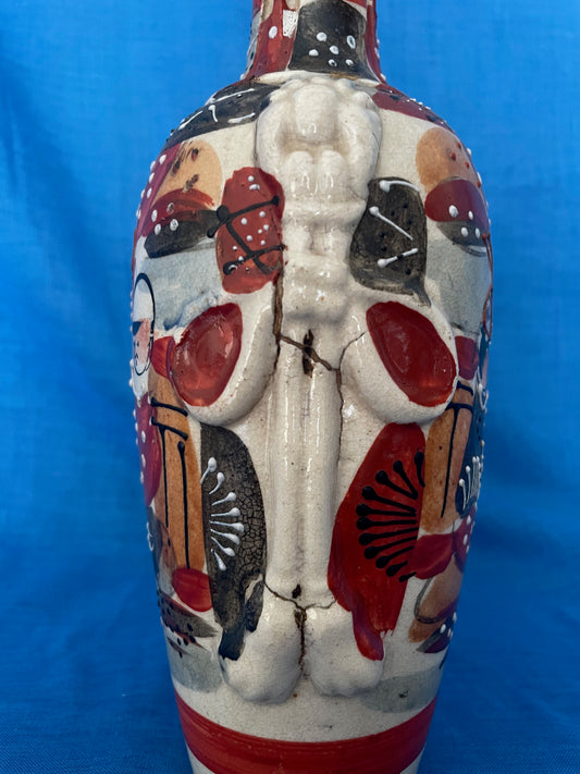 Fraaie kleuren heeft deze vaas , een zeer decoratieve vaas.