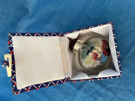 Vintage Aziatisch beschilderd flesje met een mooi van binnenuit beschilderd tafereel van 2 damens in traditionele kledij.