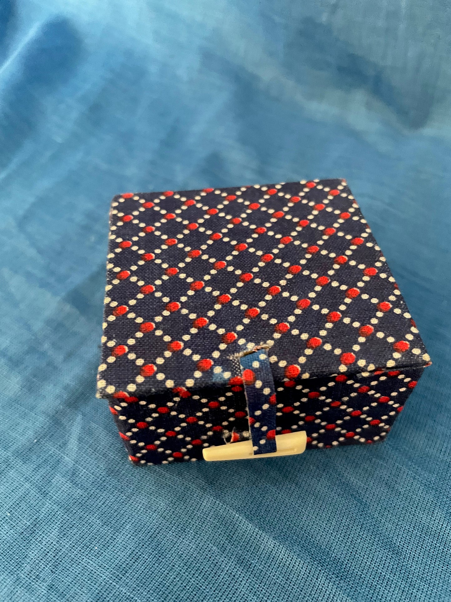 Aziatische geurflesje met geschilderd motief