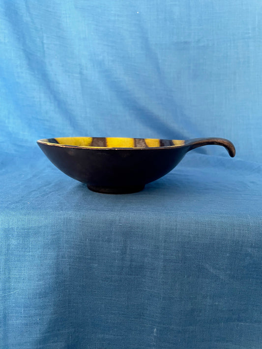 Een typische niet zo vaak geziene vorm van West Germany aardewerk.