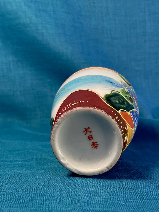 Dez kleurrijke decoratieve vaasje zijn een aanvulling in uw collectie of interieur.