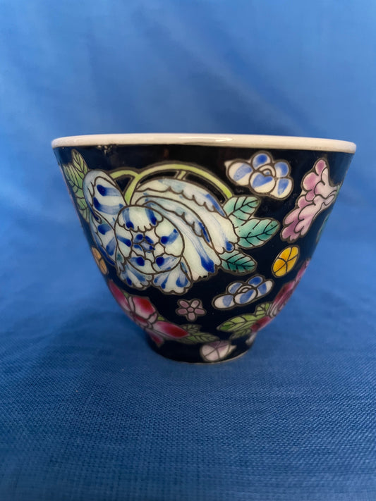 Handgeschilderd aziatisch bloemen motief in verschillende kleuren