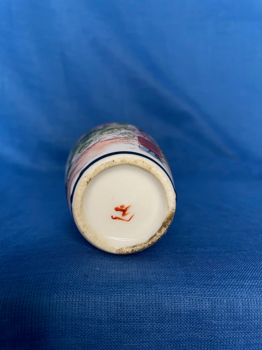 Aziatische vintage vaasje met een merkteken.