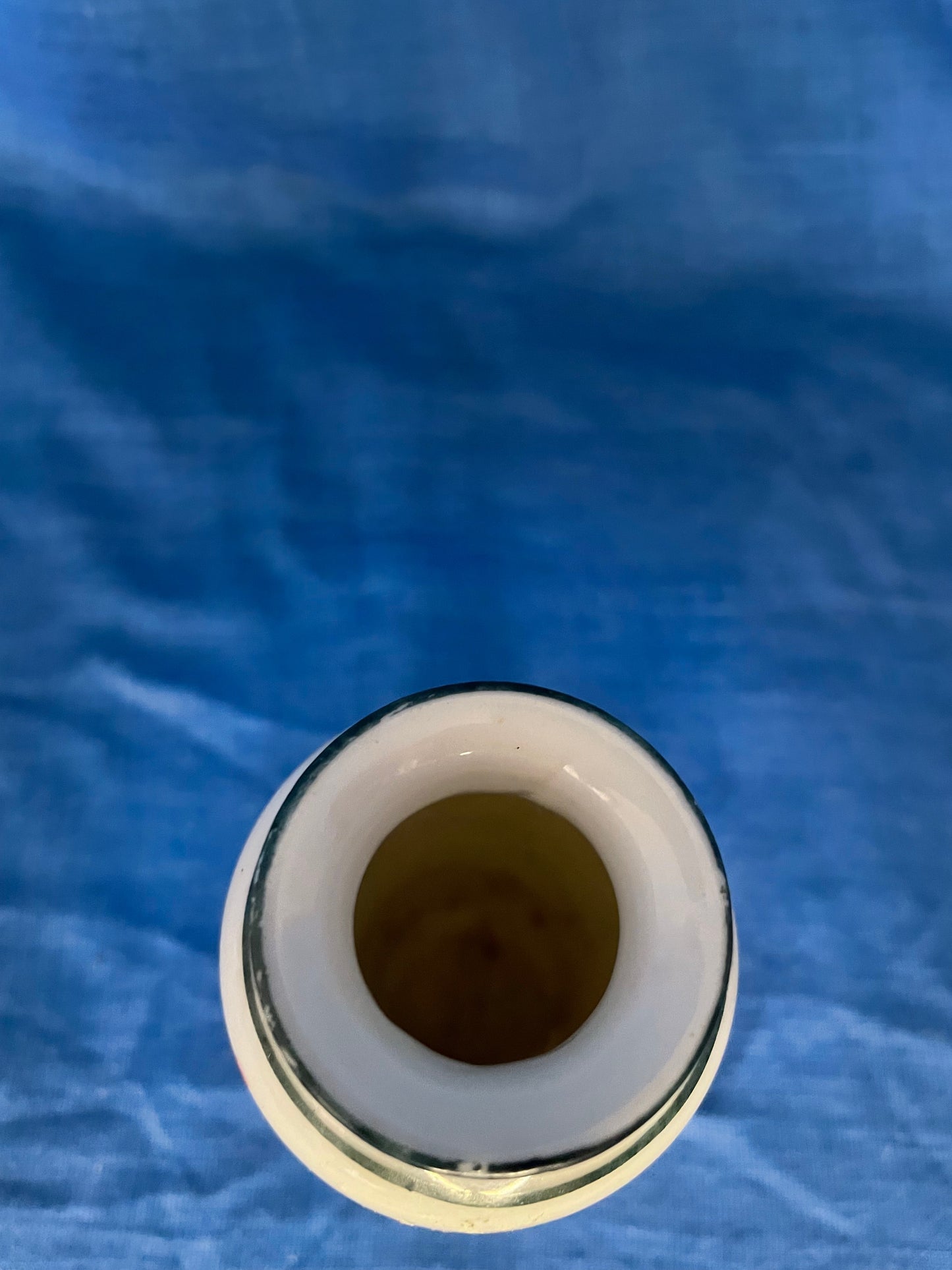 Aziatisch vaasje met vrouw in kimono