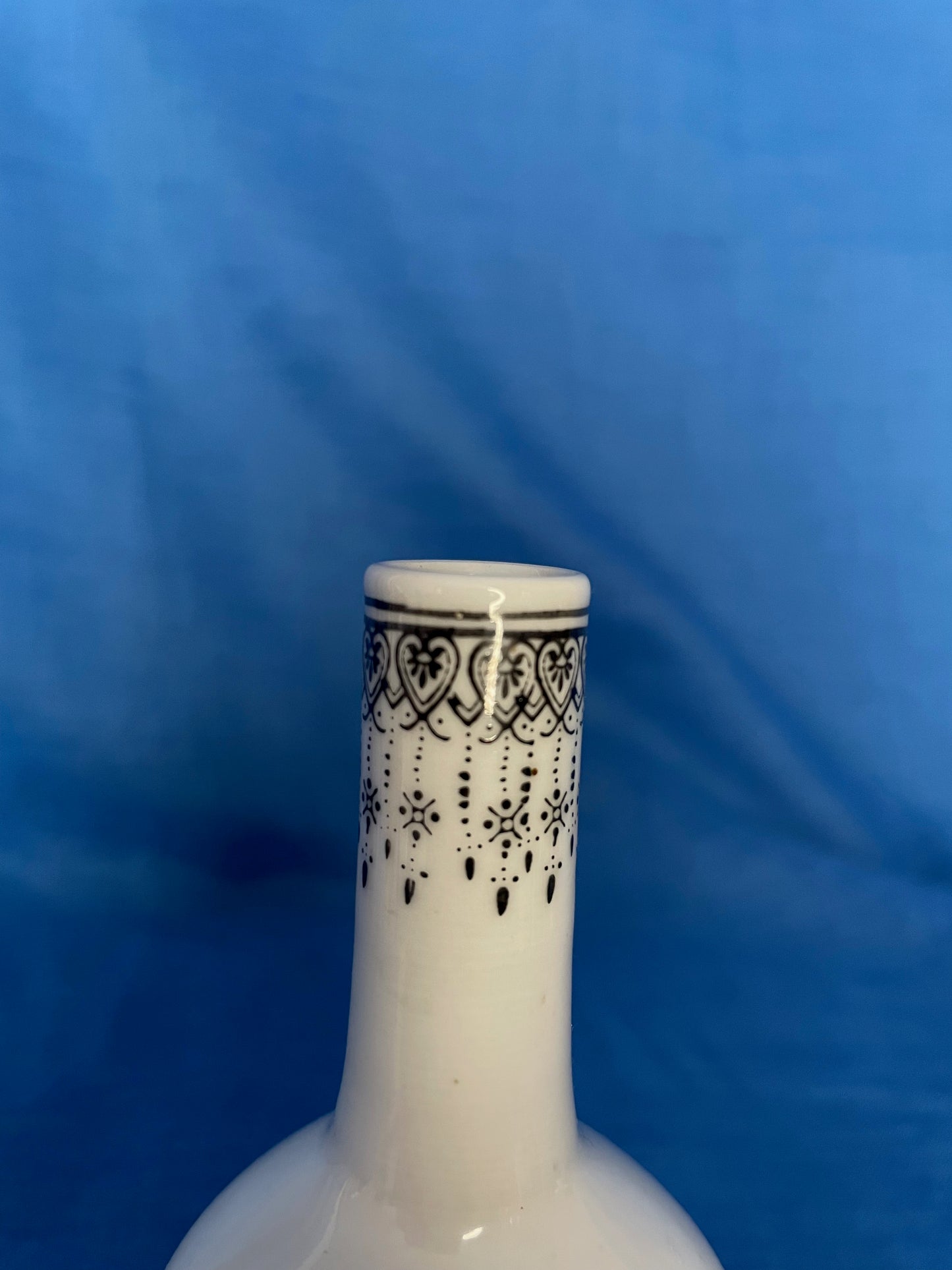 Aziatisch vaasje gedecoreerd met vogel