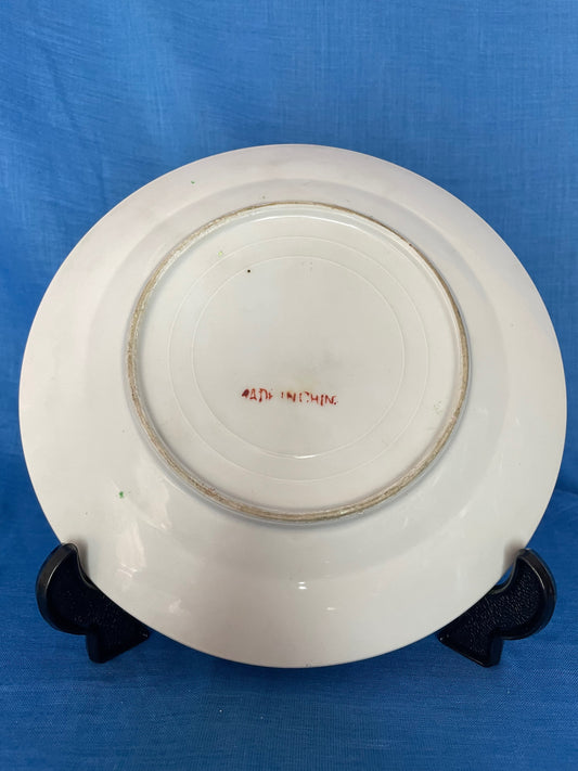 Dit Aziatisch bord wat rijkelijk gekleurd is heeft een merkteken