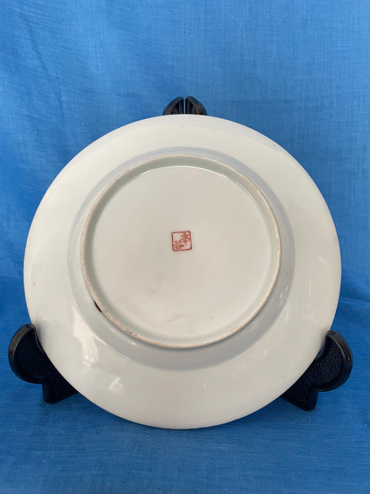 Aziatisch bord met een merkteken aan onderzijde