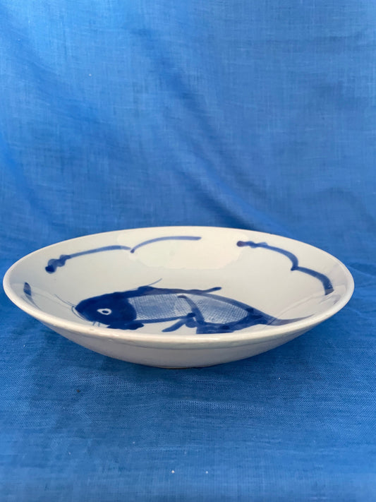 Retro Aziatisch bord met een blauwe Koi