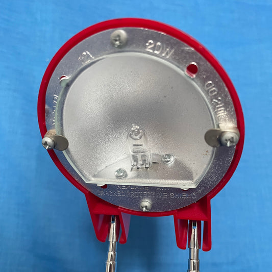 Deze retro Ikea lamp zal tijdens het lezen u goed voorzien van een helder licht.