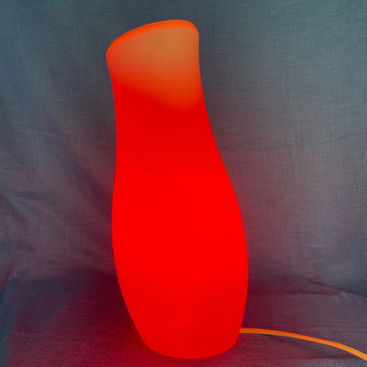 Retro ikealamp met een mooi rood licht