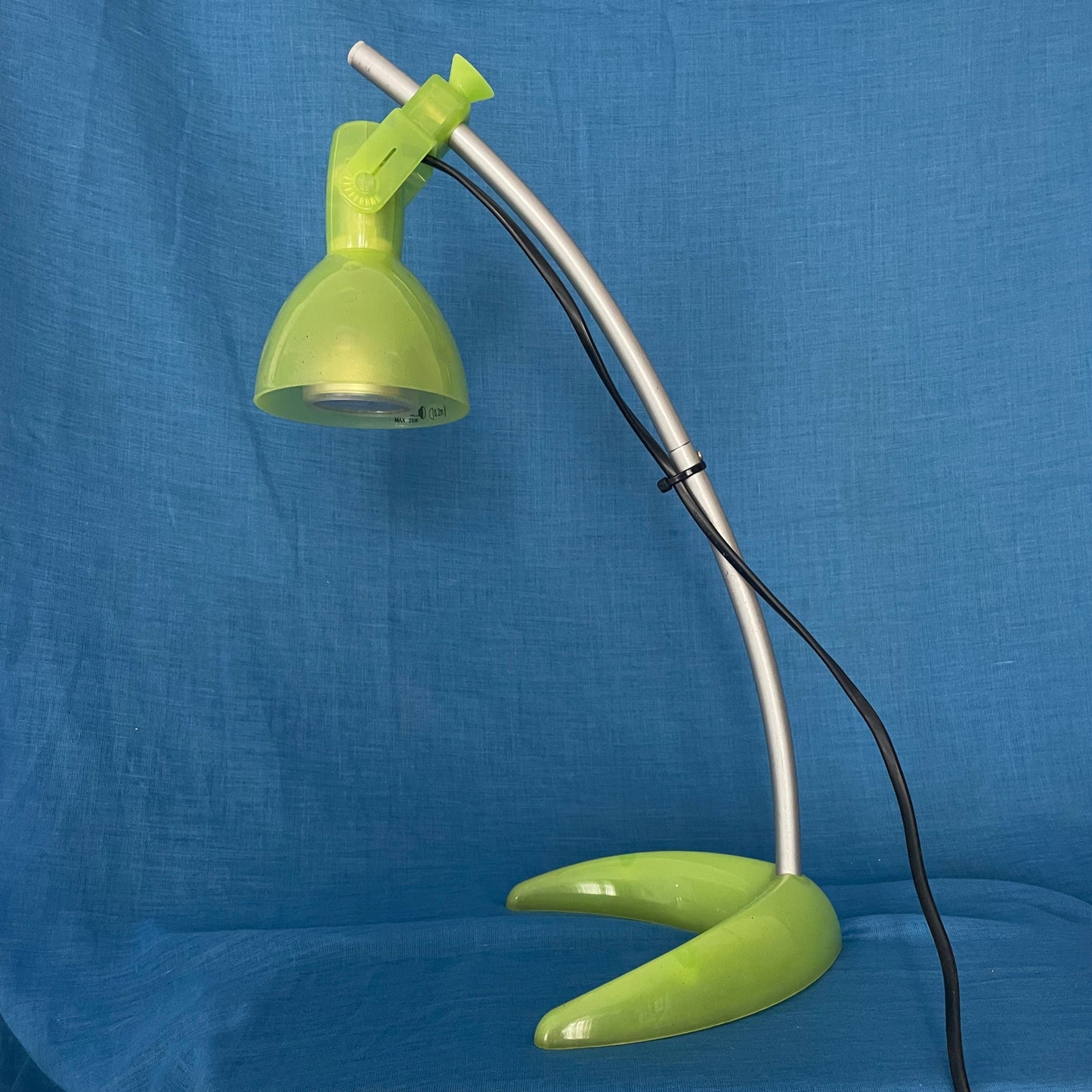 Een mooie groen Ikea vintage lamp van Ikea past in elk interieur.