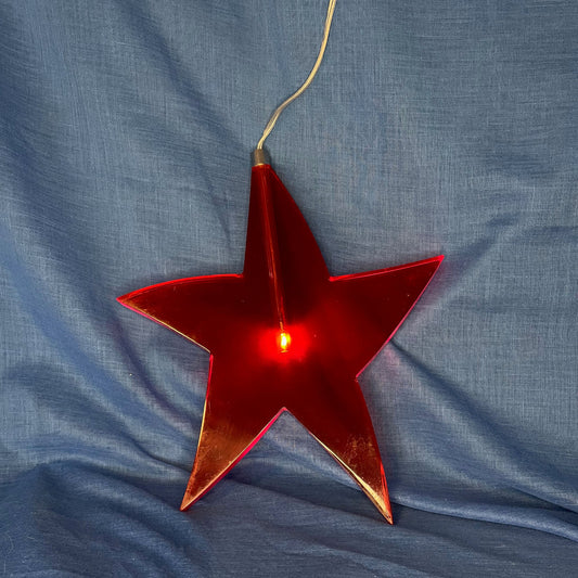 Gewoon iconisch om deze kerstster met lampje voor het raam te hebben hangen