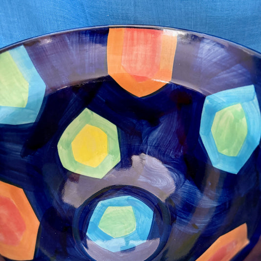 Wat een kleuren heeft deze schaal, het is eigenlijk oog verblindend. deze schaal pringt eruit met de keuze van het gebruikte kleuren pallet