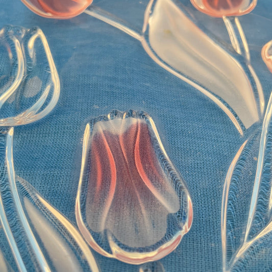 Vintage glazen schaal met tulp motief echt een eye catcher