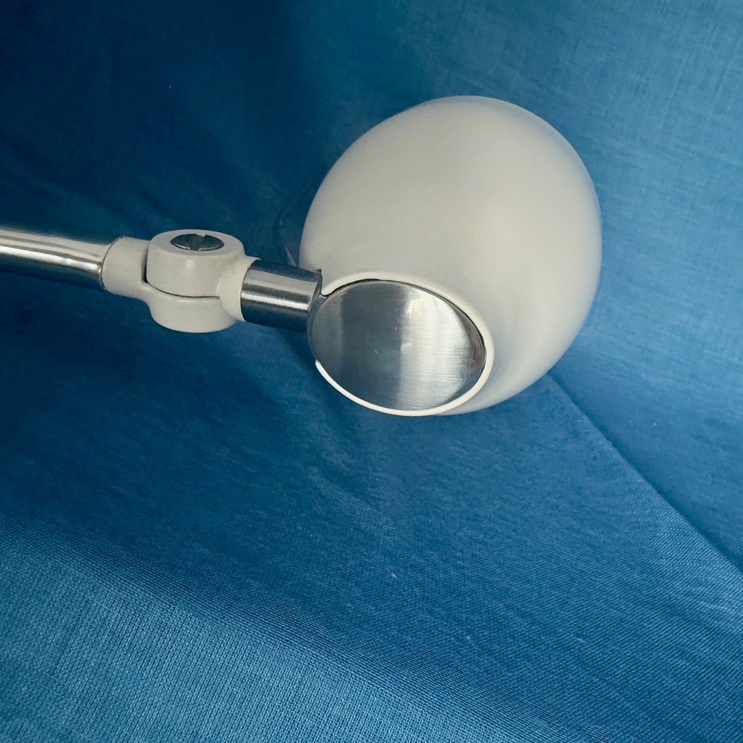 Iconisch gebruik van aluminium en poedercoating.