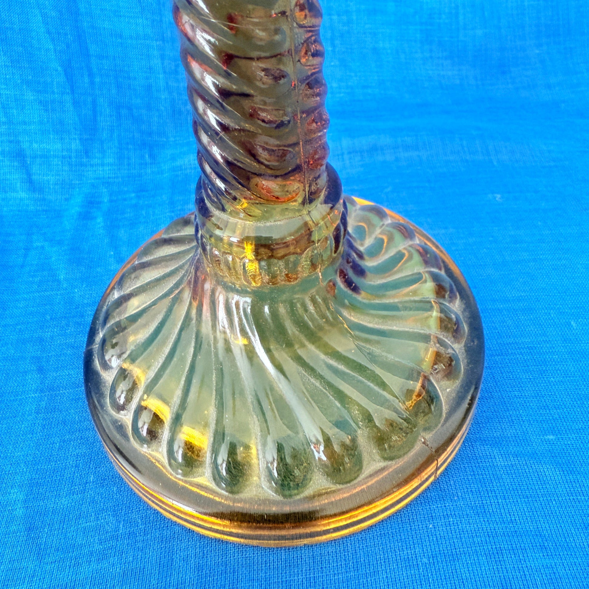 Mooie draaiingen in het glas van deze amberkleurige andelaar.