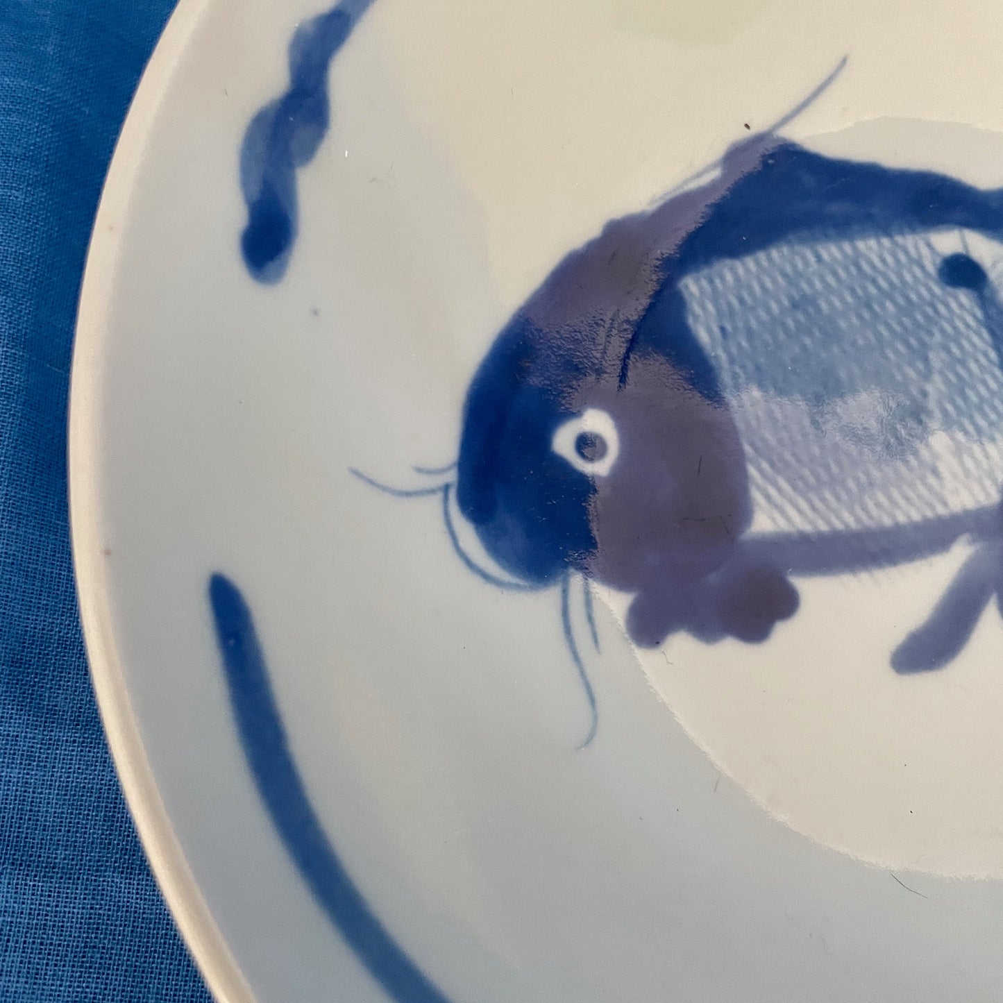 Aziatisch bord met koi figuur
