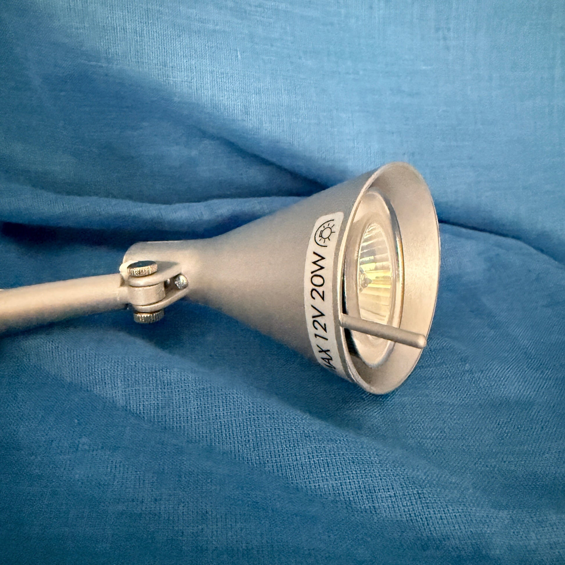 Mooie verlichting van IKEA aan de wand.