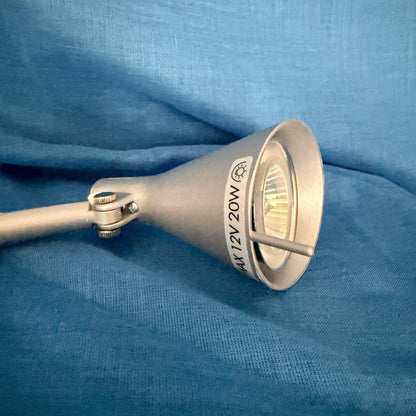 Mooie verlichting van IKEA aan de wand.