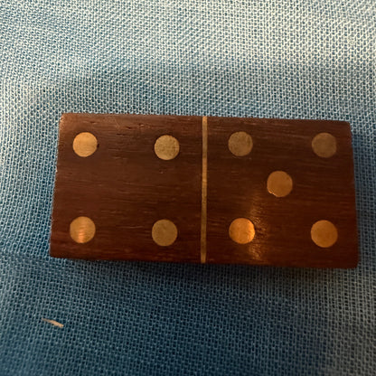 Fraaie inleg met messing bij dit dominospel.