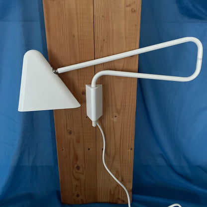 Een mooi contrast op een donkere muur.