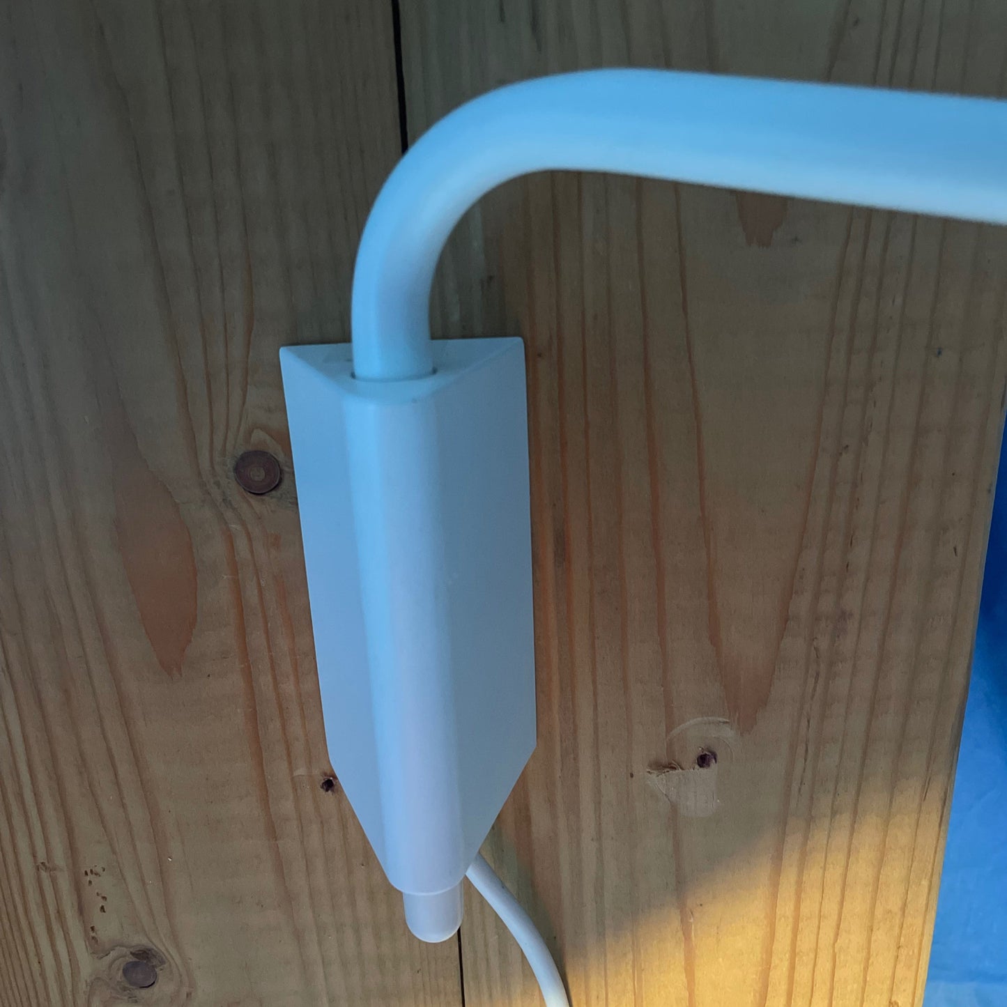 Deze lamp geeft een mooie verbinding met de muur .