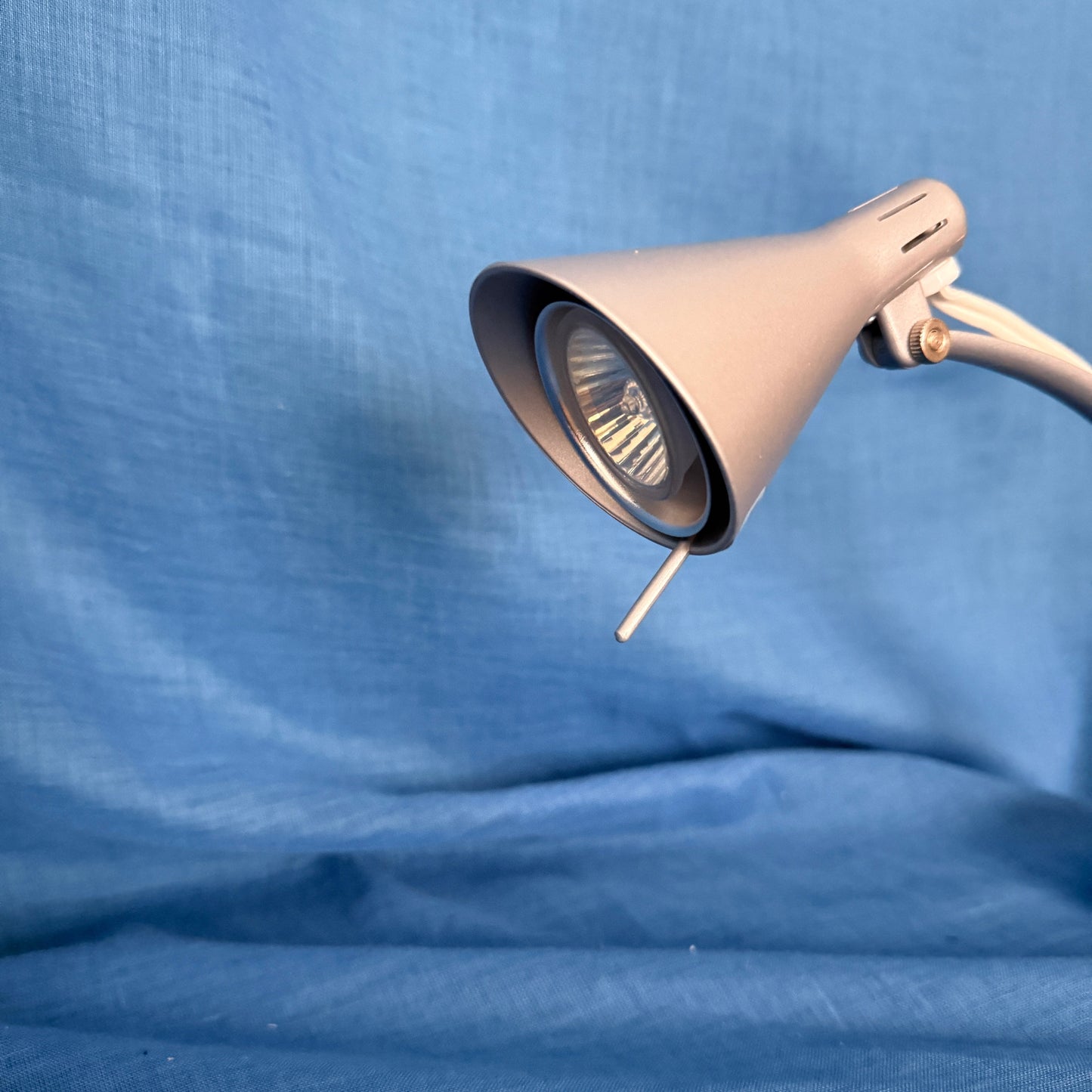 Zilverkleurige wandlamp van IKEA met vintage look.