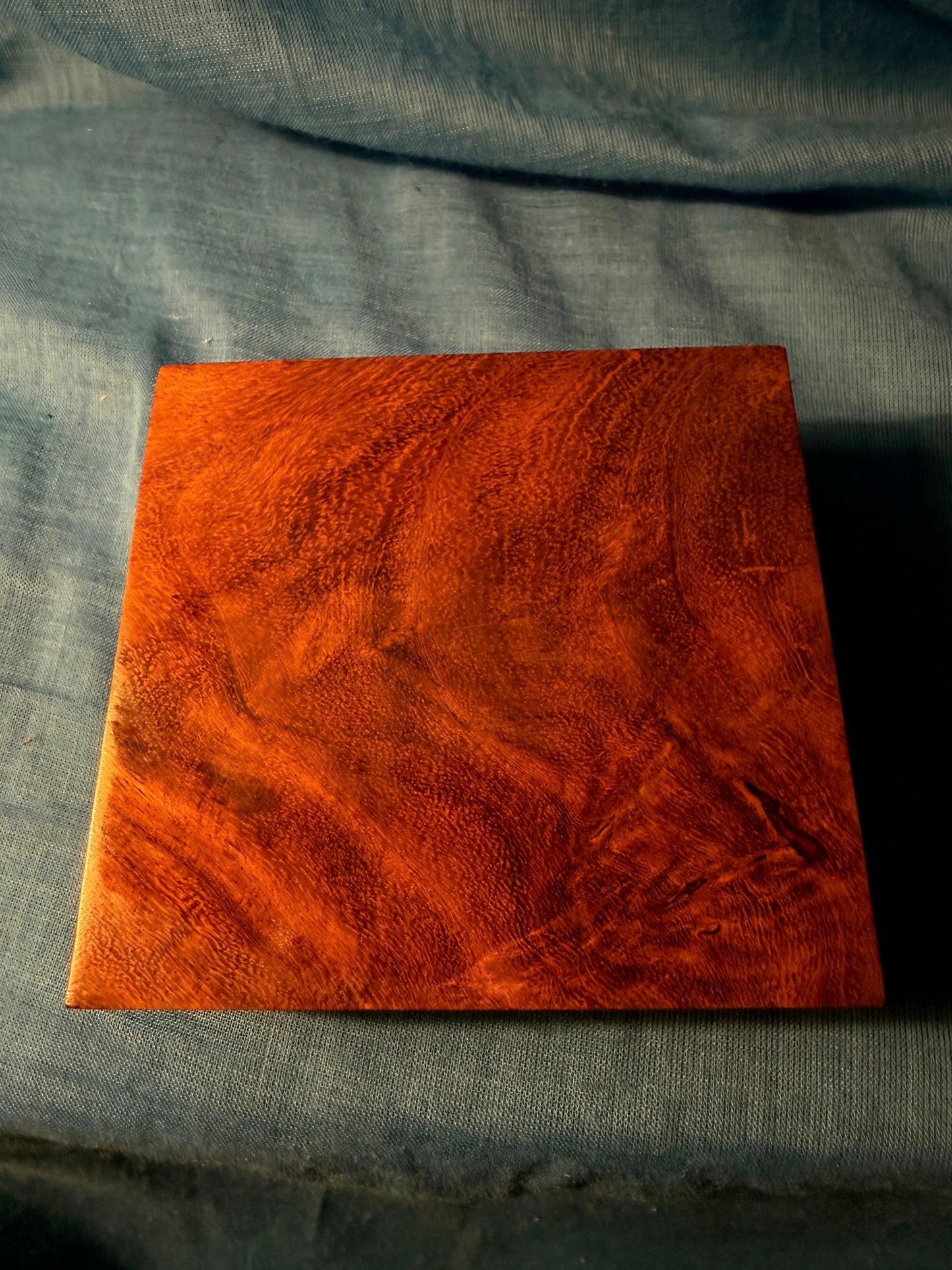 Mooie mahoniehouten doosje voor het domino spel.