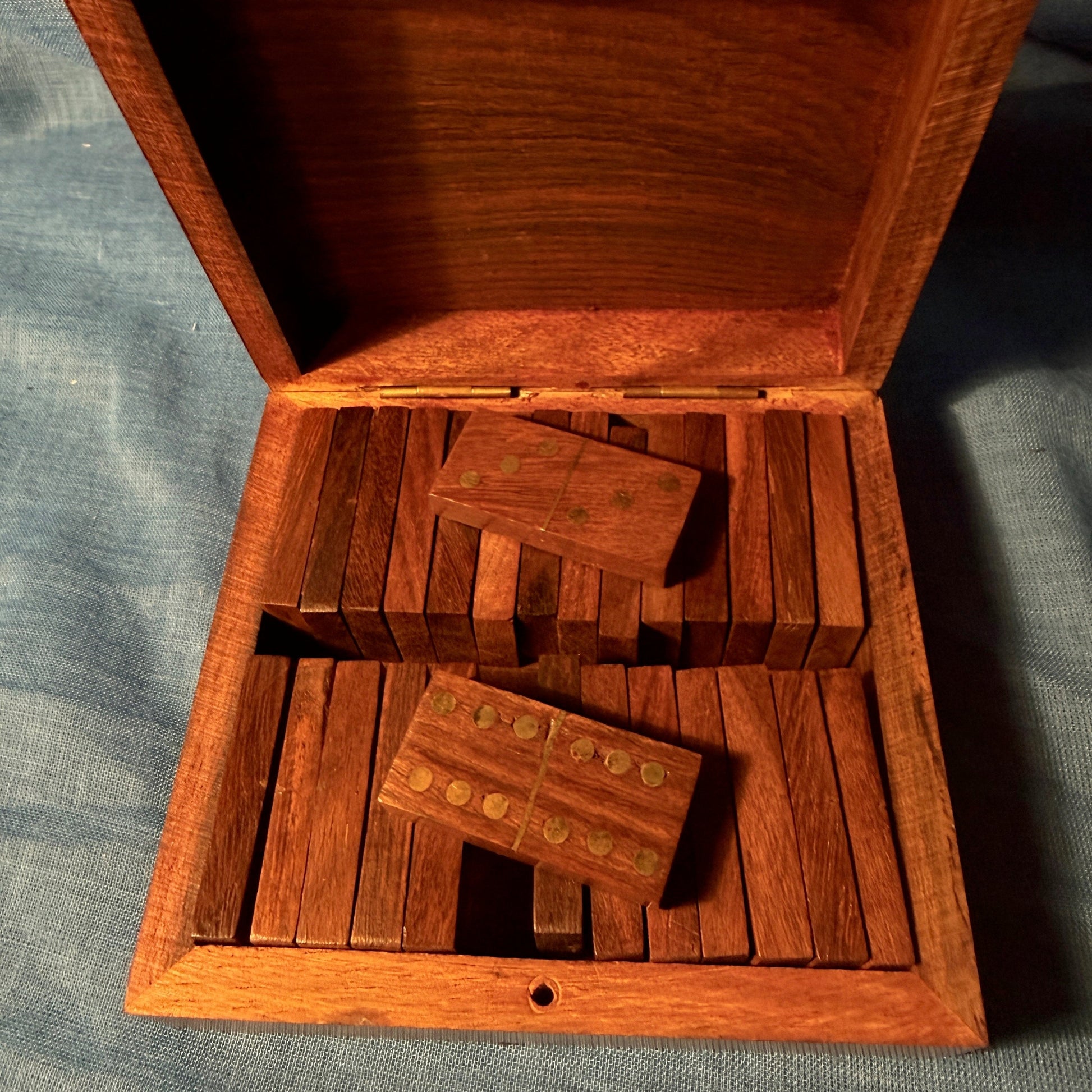 Handzaam mahonie houten doosje op het spel in te bewaren.