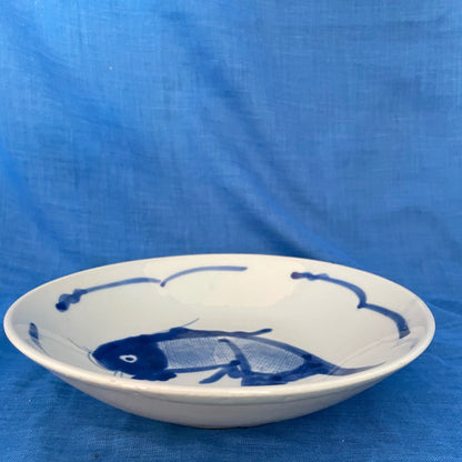 Retro Aziatisch bord met een blauwe Koi