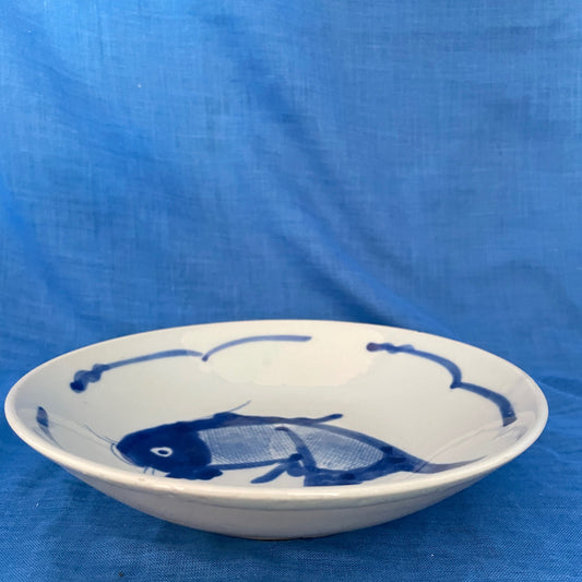 Retro Aziatisch bord met een blauwe Koi