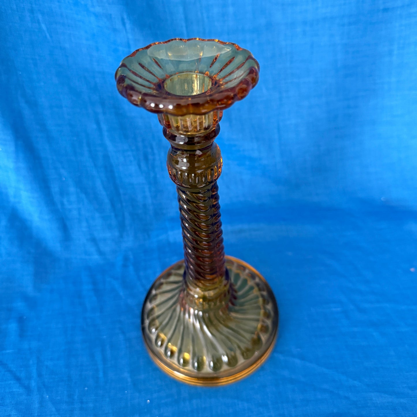 Amber kleurige kandelaar met een mooi uiterlijk.