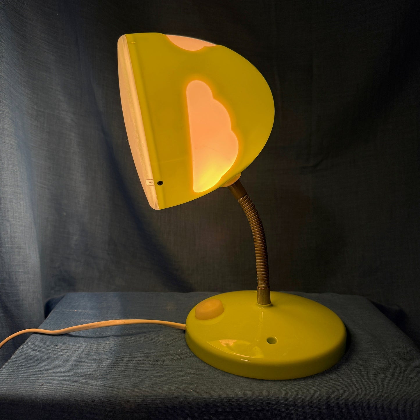 Deze IKEA Skojig lamp geeft een warme verlichting.