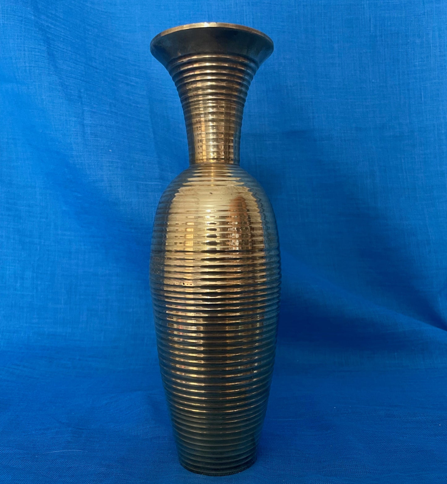 Mooi gedraaid vaasje voor in ieder intereur.