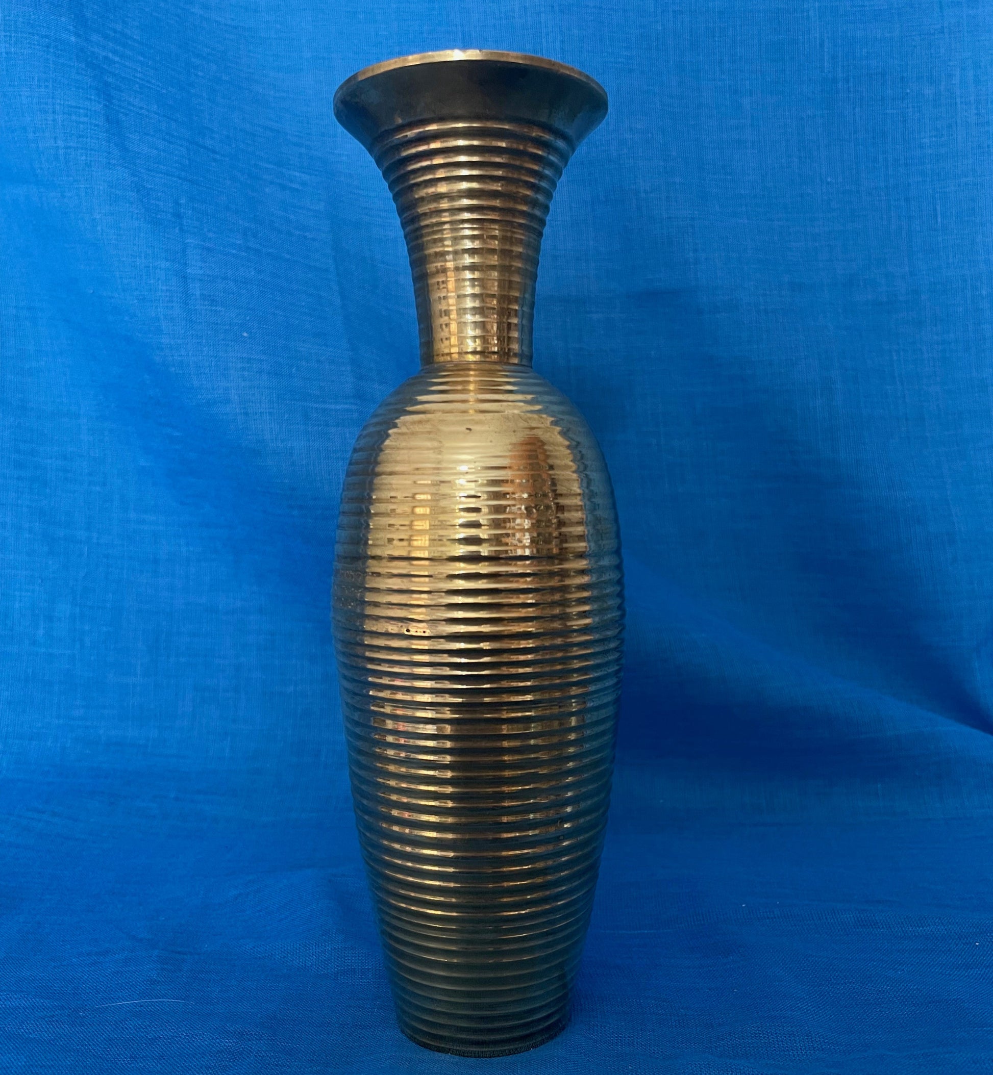 Mooi gedraaid vaasje voor in ieder intereur.