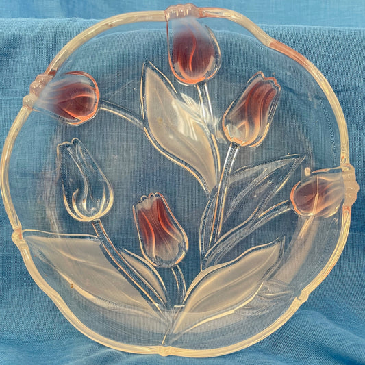 Deze vintage glazen gedecoreerde schaal is een gewoon decoratief item maar zeker ook om heerlijkheden op te serveren.
